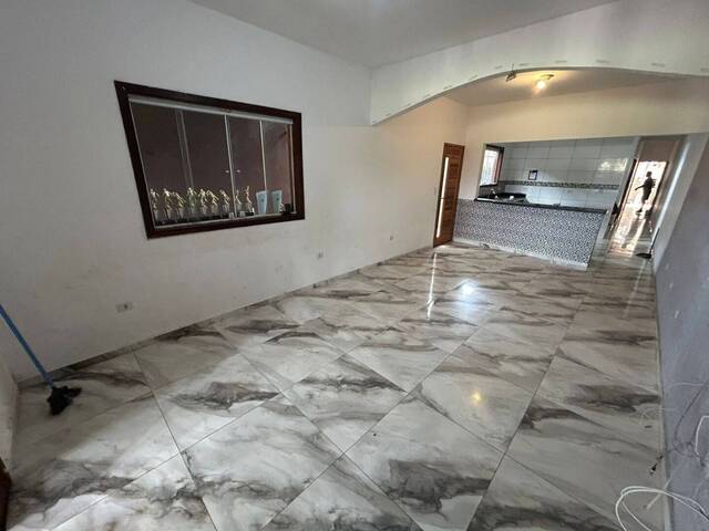 Sobrado para Venda em Caraguatatuba - 4