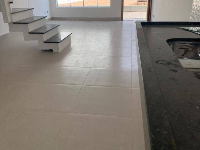 Sobrado para Venda em Caraguatatuba - 4