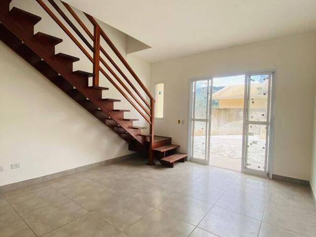 Sobrado para Venda em Caraguatatuba - 4